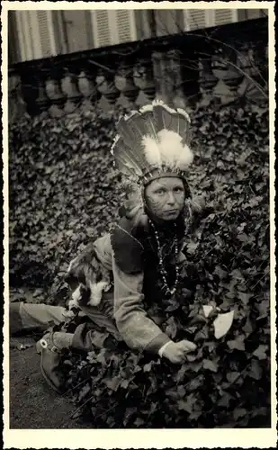 Foto Ak Junger Indianer mit Tomahawk, Portrait, Federbusch