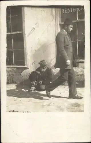 Foto Ak Bettler an einem Restaurant, Passant