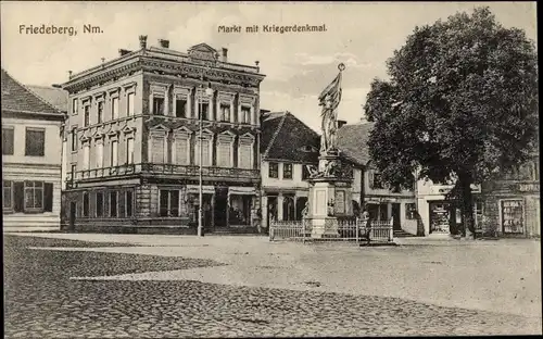 Ak Strzelce Krajenskie Friedeberg in der Neumark Ostbrandenburg, Markt mit Kriegerdenkmal