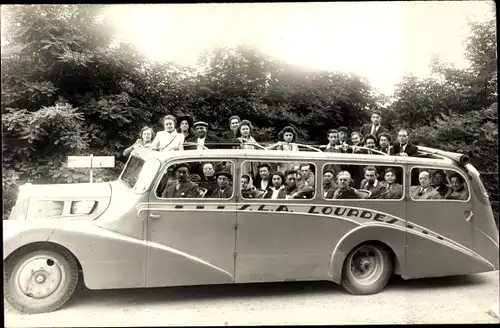 Foto Ak Lourdes Hautes Pyrénées, Offener Rundfahrtbus, Ausflugsgesellschaft