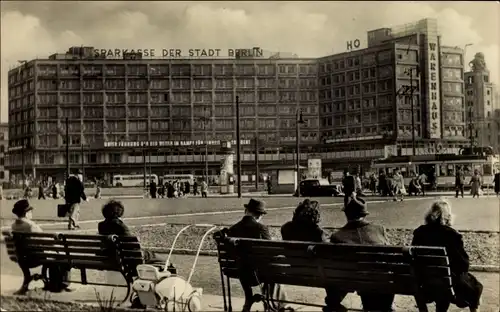 Ak Berlin Mitte, Alexanderplatz, Sparkasse der Stadt Berlin, Passanten, Straßenbahn