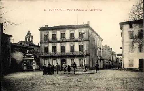 Ak Cazères sur Garonne Haute Garonne, Place Lafayette et l'Ambulance