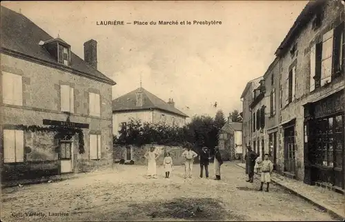 Ak Laurière Haute Vienne, Place du Marché et le Presbytere