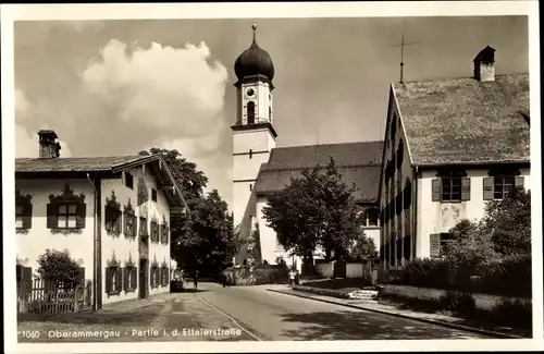 Ak Oberammergau in Oberbayern, In der Ettalerstraße, Kirche