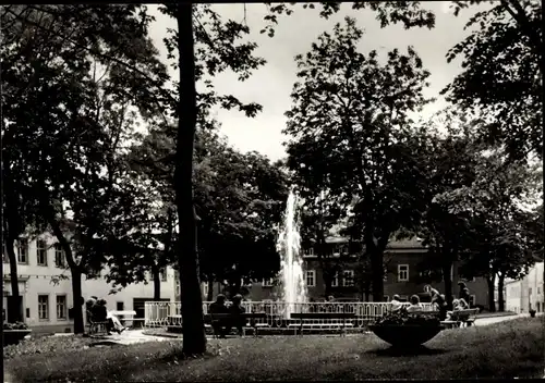 Ak Oberwiesenthal im Erzgebirge, Springbrunnen am Markt