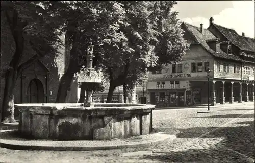 Ak Arnstadt in Thüringen, Bachkirchenbrunnen am Markt, Buchhandlung