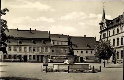 Ak Frohburg in Sachsen, Markt mit HO-Hotel Roter Hirsch, Brunnen