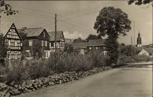Ak Weißbach in Thüringen, Teilansicht vom Ort, Fachwerkhäuser