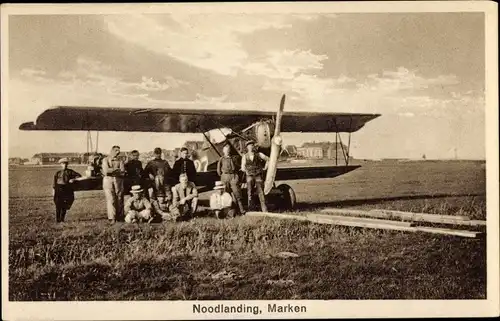 Ak Marken Nordholland, Noodlanding, Notlandung auf einer Wiese, Flugzeug