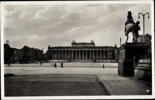 Ak Berlin Mitte, Lustgarten, Passanten, Statue Pferd