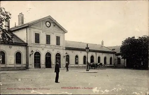 Ak Neufchâteau Vosges, La Gare, Bahnhof, Vorplatz