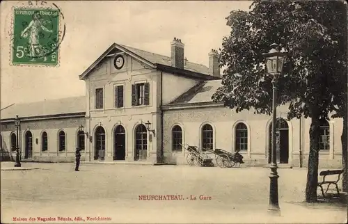 Ak Neufchâteau Vosges, La Gare, Bahnhof, Vorplatz