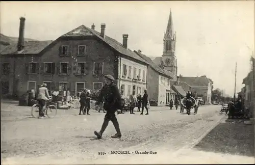 Ak Moosch Elsass Haut Rhin, Grande Rue, Straßenpartie in der Stadt, Passanten, Kirche