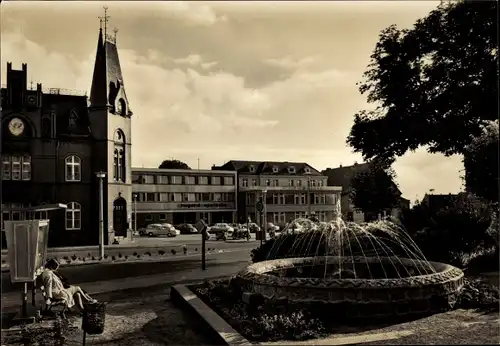 Ak Bergen auf der Insel Rügen, Karl Marx Platz, Brunnen, Autos