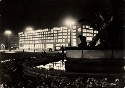 Ak Leipzig in Sachsen, Neuerbautes Postamt am Karl-Marx-Platz, Nachtbeleuchtung