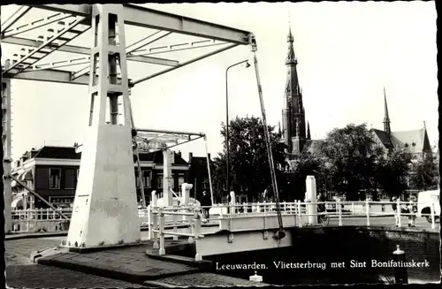 Ak Leeuwarden Friesland Niederlande, Vlietsterbrug met Sint Bonifatiuskerk
