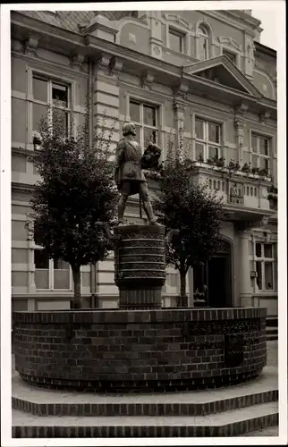 Ak Demmin in Vorpommern, Kolonialbrunnen am Rathaus