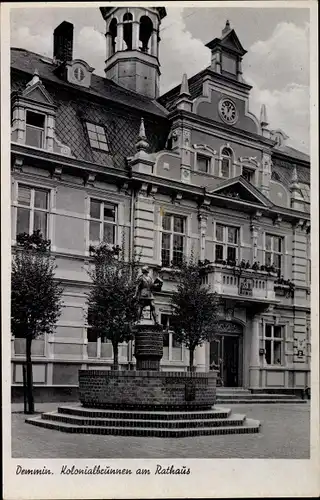 Ak Demmin in Vorpommern, Kolonialbrunnen am Rathaus