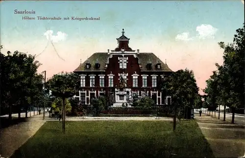 Ak Saarlouis im Saarland, Blick auf die höhere Töchterschule mit Kriegerdenkmal, Vorplatz