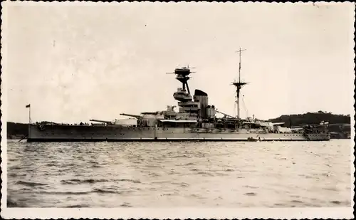 Foto Ak Britisches Kriegsschiff, HMS Resolution