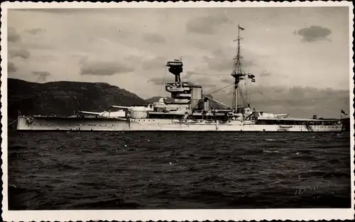 Foto Ak Britisches Kriegsschiff, HMS Revenge