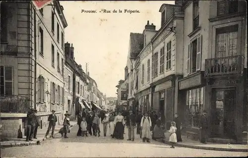 Ak Provins Seine et Marne, Rue de la Friperie, Passanten