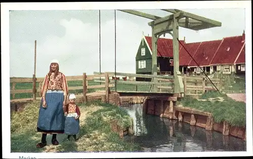 Ak Marken Nordholland Niederlande, Frau und Kind in Tracht