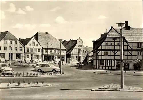 Ak Bergen auf der Insel Rügen, Karl Marx-Platz, Autos