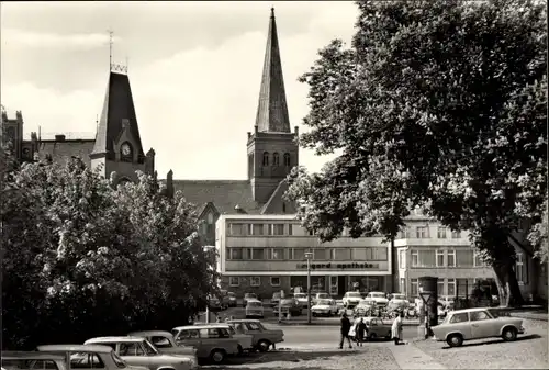 Ak Bergen auf der Insel Rügen, Marktplatz, Kirchturm, Autos