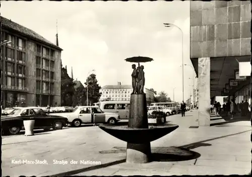 Ak Karl Marx Stadt Chemnitz Sachsen, Straße der Nationen, Brunnen, Geschäfte, Autos