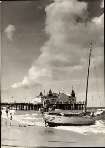 Ak Ostseebad Ahlbeck Heringsdorf auf Usedom, HOG Seebrücke, Strand. Boot