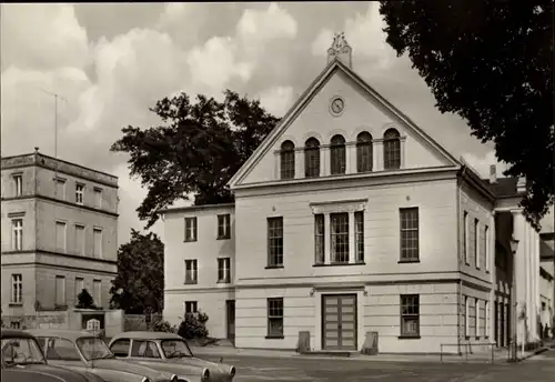 Ak Putbus auf der Insel Rügen, Theater, Außenansicht, Parkplatz, Autos