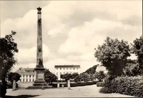 Ak Putbus auf der Insel Rügen, Ernst-Thälmann-Platz, Säule, Denkmal