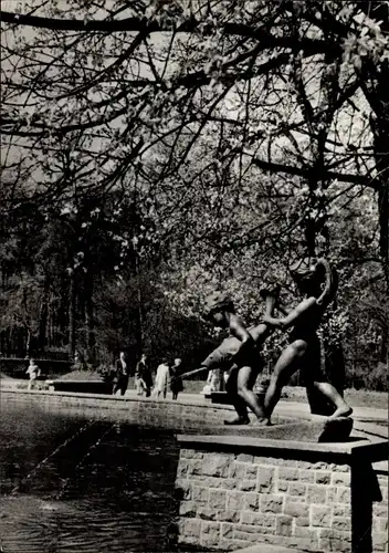 Ak Berlin Lichtenberg Friedrichsfelde, Tierpark, Brunnen mit Kindertierpark