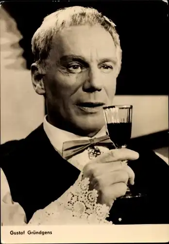 Ak Schauspieler Gustaf Gründgens, Das Glas Wasser, Portrait mit Weinglaas