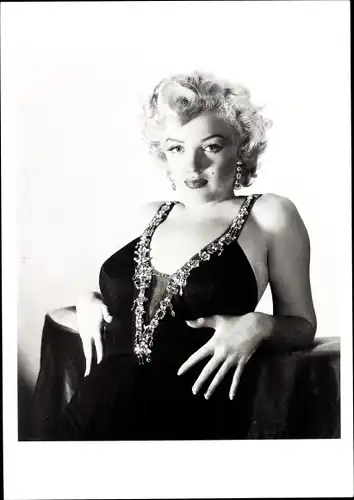 Ak Schauspielerin Marilyn Monroe, Portrait, Kleid, Ohrringe