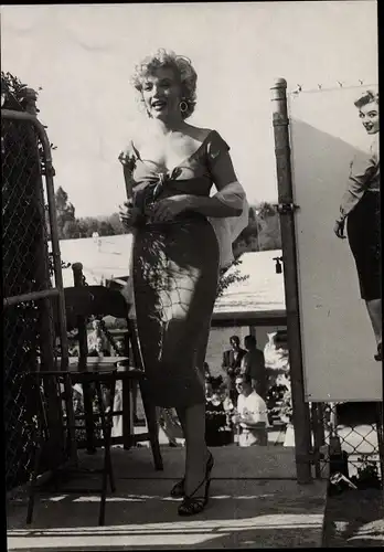 Ak Schauspielerin Marilyn Monroe, Portrait, Kleid