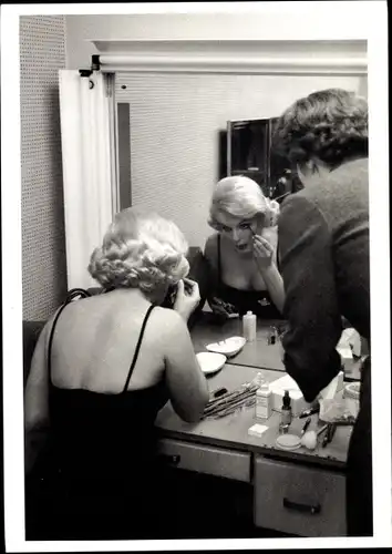 Ak Schauspielerin Marilyn Monroe, Spiegel, Makeup