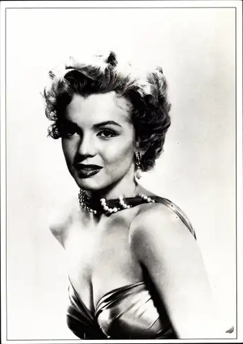 Ak Schauspielerin Marilyn Monroe, Portrait, Schmuck, Perlen