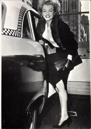 Ak Schauspielerin Marilyn Monroe beim Einsteigen in ein Taxi