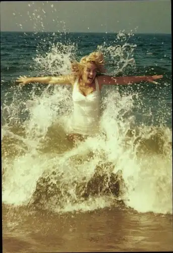 Ak Schauspielerin Marilyn Monroe, Portrait im Wasser, Badeanzug