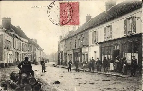 Ak La Croix en Brie Seine et Marne, Straßenpartie, Restaurant