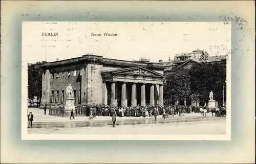 Ak Berlin Mitte, Neue Wache, Außenansicht, Statuen, Säulen