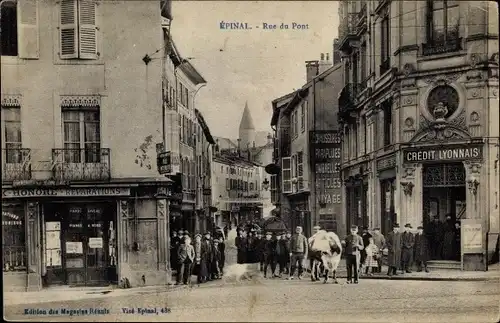 Ak Épinal Lothringen Vosges, Rue du Pont, Geschäfte, Bank, Passanten