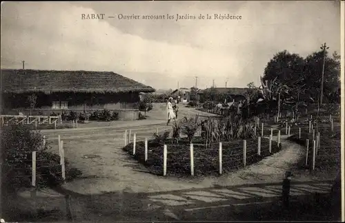 Ak Rabat Marokko, Ouvrier arrosant les Jardins de la Residence