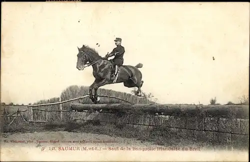 Ak Saumur Maine et Loire, Saut de la Banquette irlandaise du Breil, Reiter springt über Hindernis