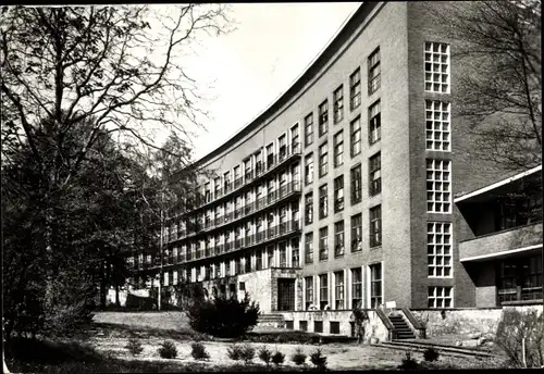 Ak Stralsund in Vorpommern, Bezirkskrankenhaus, Gartenseite