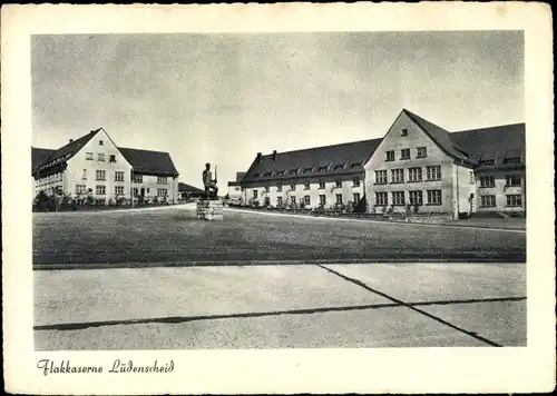 Ak Lüdenscheid im Märkischen Kreis, Flakkaserne, Außenansicht, Denkmal