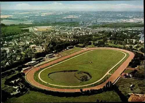 Ak Recklinghausen im Ruhrgebiet, Trabrennbahn, Teilansicht vom Ort, Fliegeraufnahme