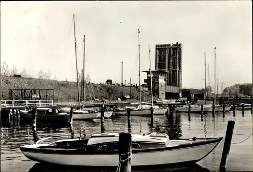 Ak Stralsund in Vorpommern, an der Rügendammbrücke, Boote vor Anker, Segelboote